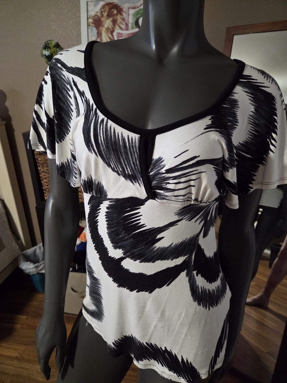 Three Dots Black and White Printed Flutter Sleeve Top